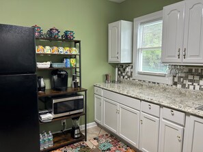 Private kitchen - BEAUTIFUL 3 BRM - 5MIN WALK- 0.75 MILES TO FALLS!
& FREE TICKETS TO MAID OF MIST (Niagara Falls)