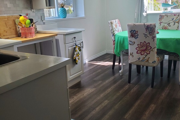 Jääkaappi, mikroaaltouuni, liesi, kahvin-/teenkeitin