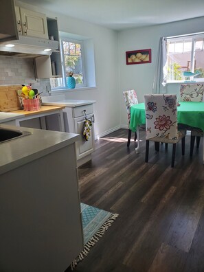 Geladeira, micro-ondas, cooktop, cafeteira/chaleira