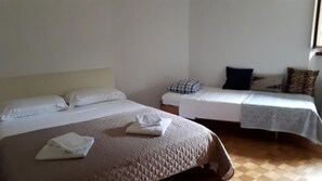 2 bedrooms, desk, Internet, bed sheets - Appartamento 2 (Castel San Pietro)