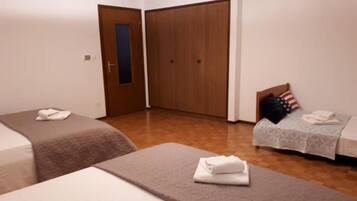 2 bedrooms, desk, internet, bed sheets