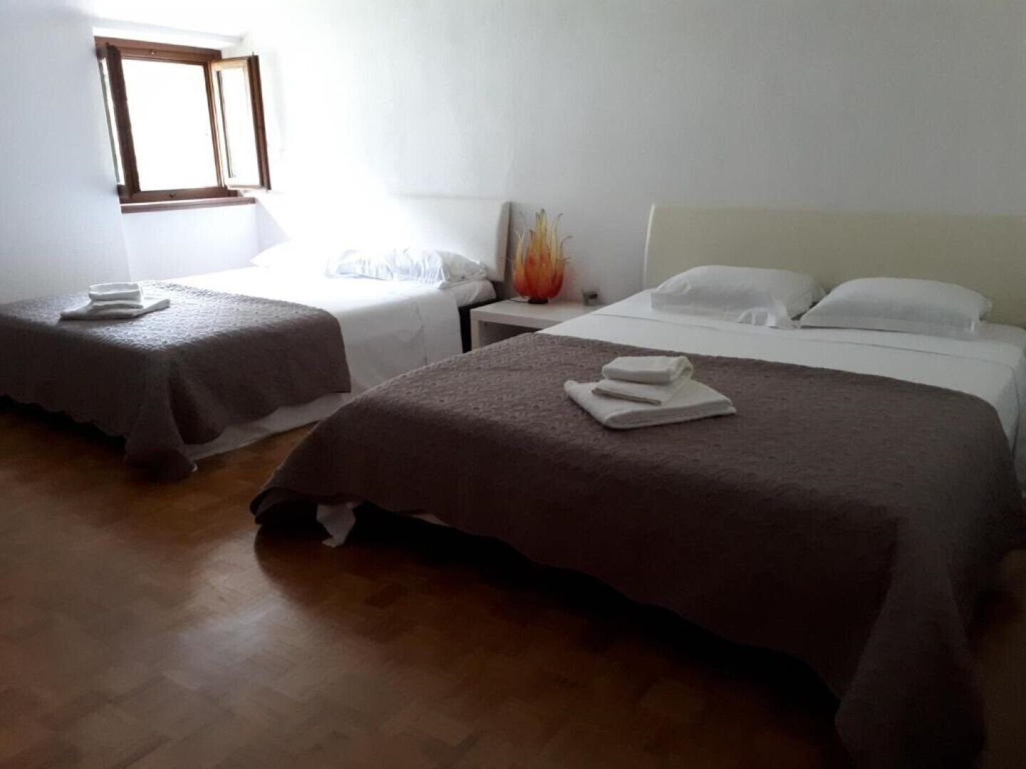 2 dormitorios, escritorio, Internet y ropa de cama