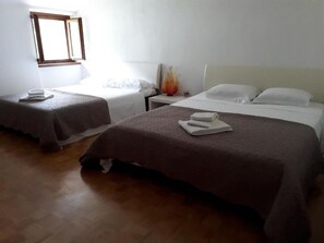 2 sovrum, skrivbord, internet och sängkläder