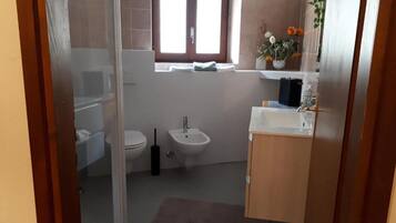 Suihku, hiustenkuivaaja, bidee, pyyhkeet