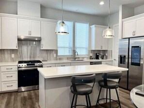 Fridge, microwave, oven, stovetop - Luxury 3bdroom house, Wifi, W/D, Patio,Garage (Houston)