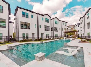 Outdoor pool - Luxury 3bdroom house, Wifi, W/D, Patio,Garage (Houston)