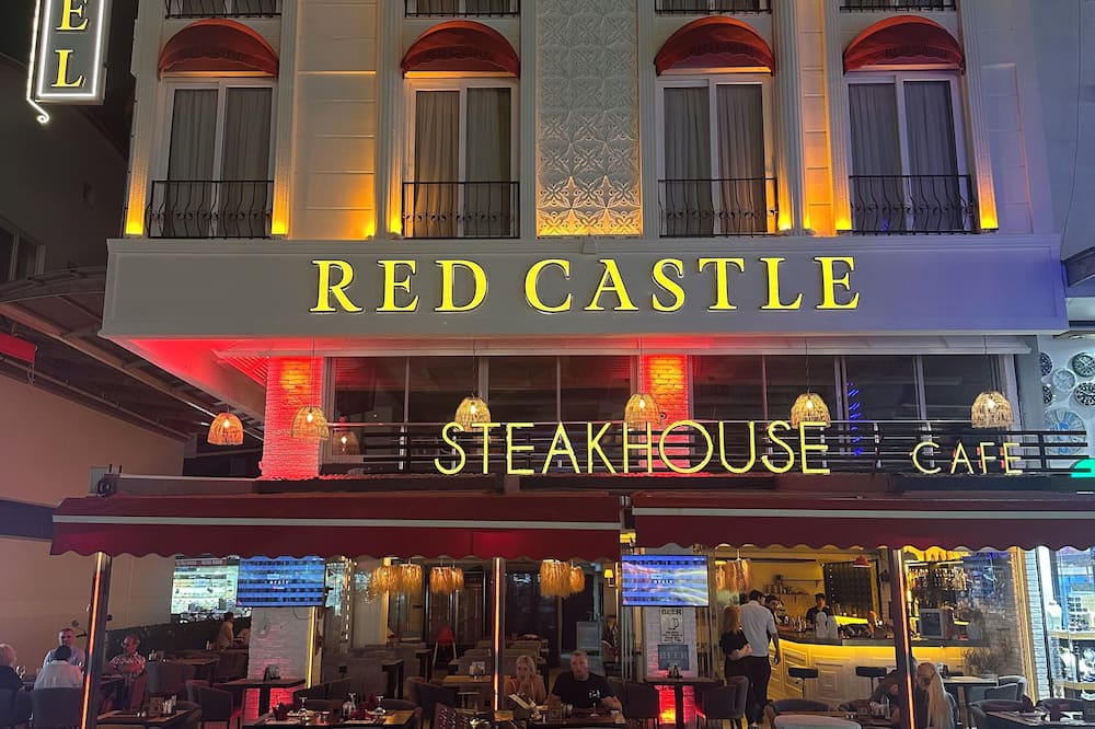 Red Castle Hotel & Pub