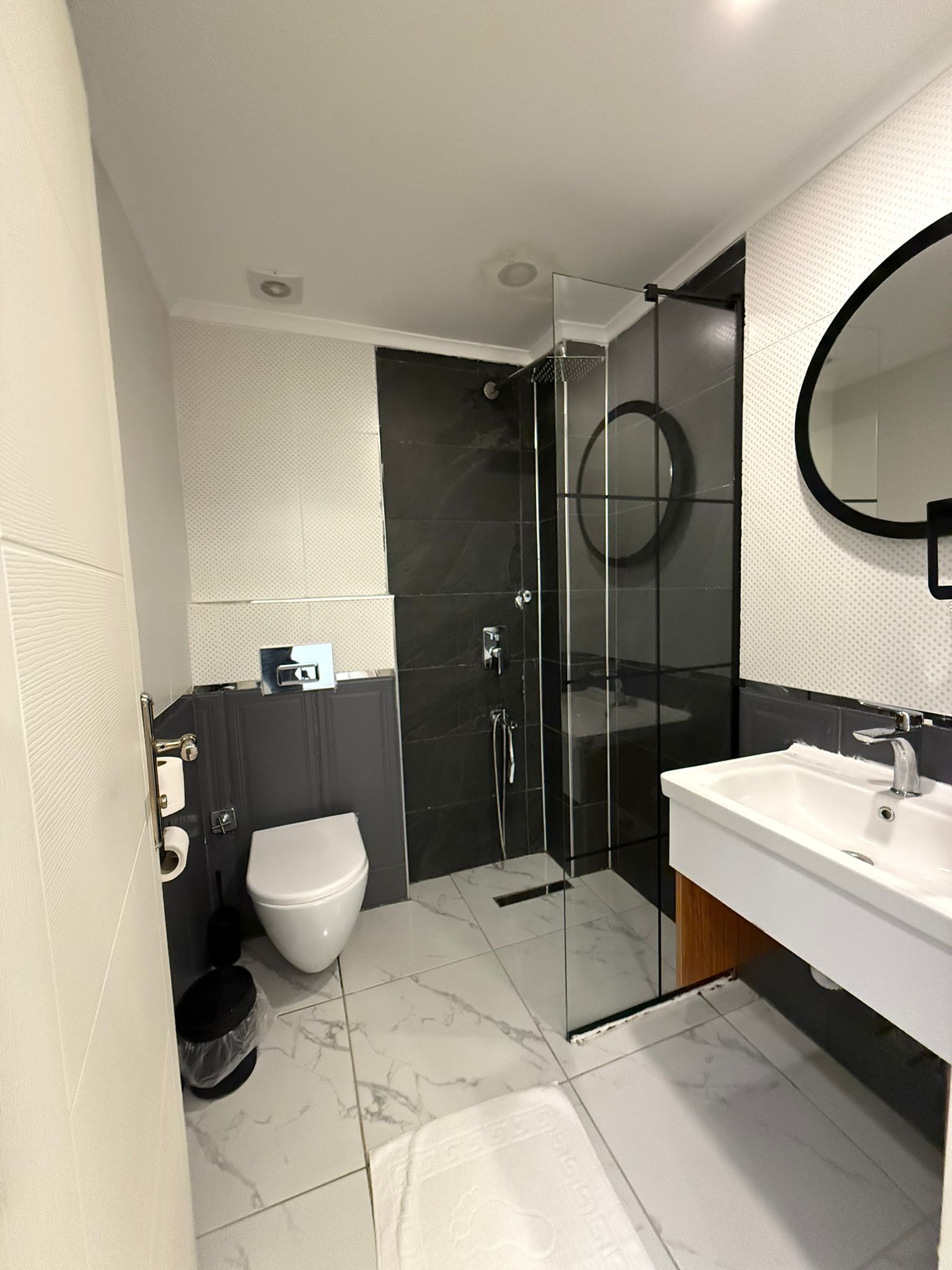 Pancuran mandi, hulu semburan hidrourut, pengering rambut, bidet 