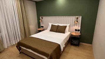 Deluxe-Doppelzimmer, Stadtblick | Allergikerbettwaren, Minibar (mit einigen kostenlosen Artikeln)