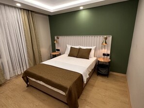 Hypo-allergenic bedding, free minibar items, desk, laptop workspace - Red Castle Hotel & Pub (Serik)