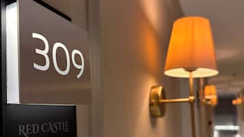 Un pasillo con un cartel que dice '309 Red Castle Hotel & Bar'.