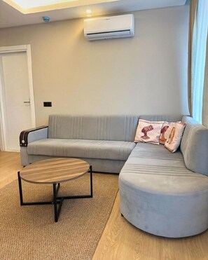 Hypo-allergenic bedding, free minibar items, desk, laptop workspace - Red Castle Hotel & Pub (Serik)