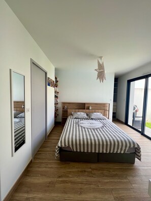 4 bedrooms, iron/ironing board, free WiFi, bed sheets