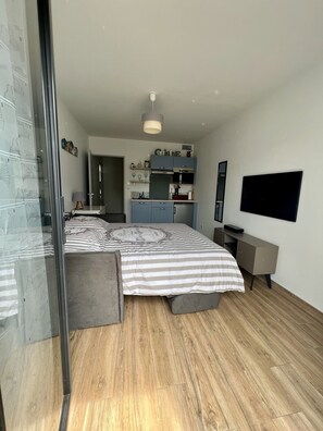 4 bedrooms, iron/ironing board, free WiFi, bed sheets