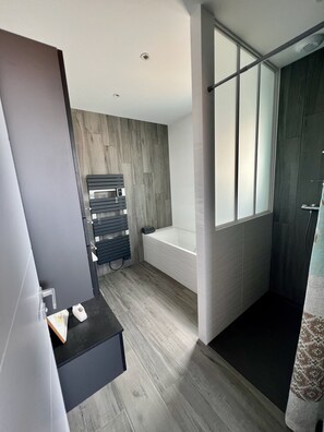 Shower, hair dryer, towels, toilet paper