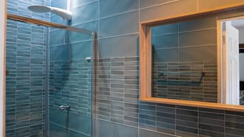 Executive-Apartment | Badezimmer | Dusche, kostenlose Toilettenartikel, Handtücher, Seife
