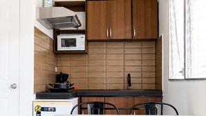 Coffee/tea maker, mini-fridge, microwave, stovetop - Doral Apartamentos  (David)