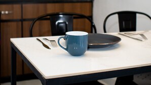 Executive Apartment | Private kitchen | Coffee/tea maker, mini-fridge, microwave, stovetop - Doral Apartamentos  (David)