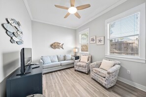 Smart TV - Upgraded 30A Retreat | Golf Cart, Bikes & Pool | Beach Nearby | Book Now!! (Santa Rosa Beach)