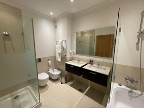 Dusche, Haartrockner, Bidet, Handtücher