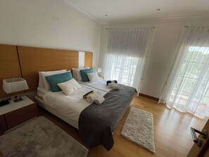 3 chambres, fer et planche à repasser, accès au Wi-Fi (inclus)