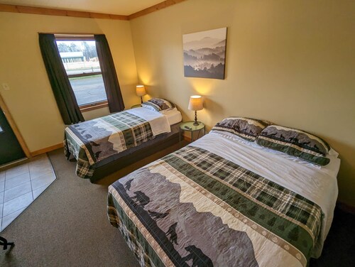 Chip-Wa Lodging Room 5