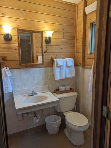 Chip-Wa Lodging Room 6