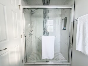Dusche, Haartrockner, Handtücher, Toilettenpapier