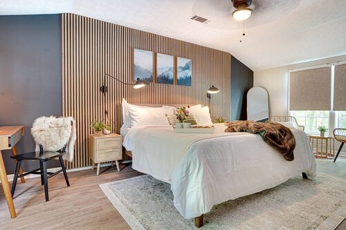 The Alpine- LuxeCabin w king/HotTub/gameRM/FirePit