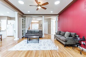 Älytelevisio, takka, videopelejä, työhuone