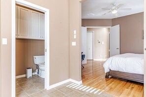 5 habitaciones, escritorio y tabla de planchar con plancha 