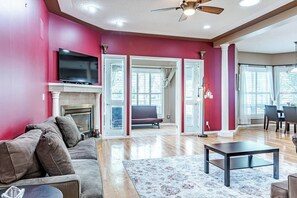 Älytelevisio, takka, videopelejä, työhuone