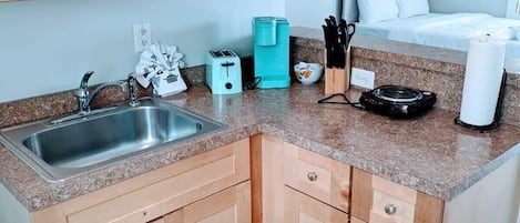 Kühlschrank, Wasserkocher mit Kaffee-/Teezubehör