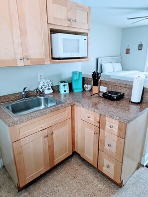 ثلاجة، ماكينة لصنع القهوة/الشاي، مستلزمات طهي/أطباق/أوعية