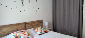1 Schlafzimmer, Schreibtisch, Bügeleisen/Bügelbrett, Reisekinderbett