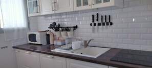 Frigorifero, microonde, forno, piano cottura