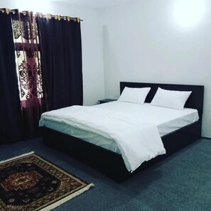 Habitación doble estándar | Tabla de planchar con plancha, wifi gratis y ropa de cama 