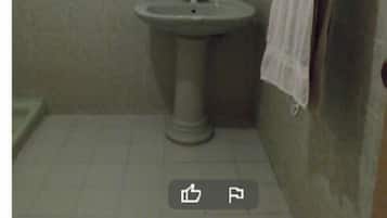 Chambre Double Standard | Salle de bain | Douche, articles de toilette de luxe, chaussons, serviettes fournies