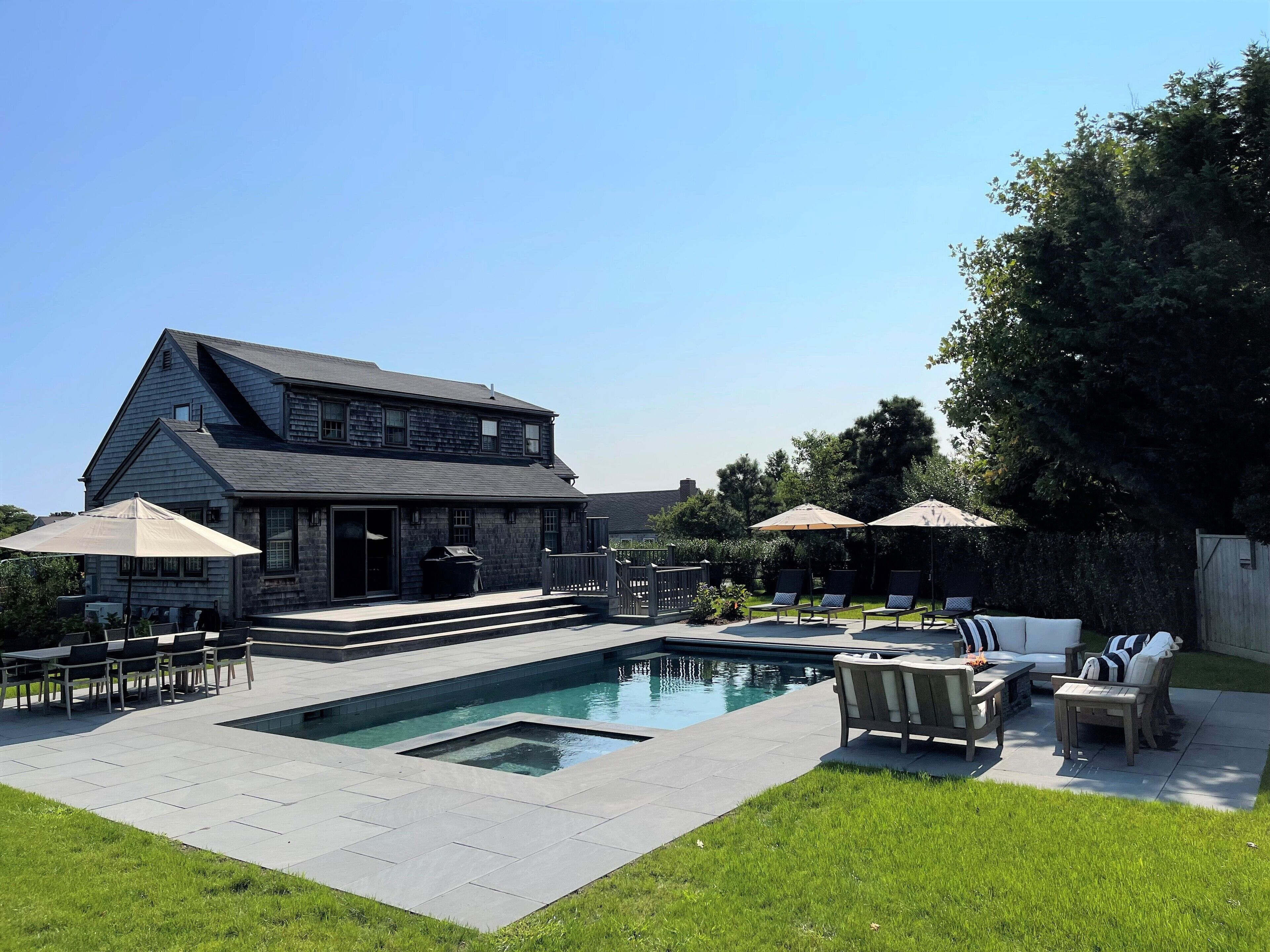 Updated beach home: new pool/hot tub, close to beach, walking trails & bikepath 