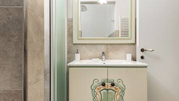 Dusche, Haartrockner, Bidet, Handtücher