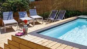 A wooden deck with lounge chairs and a swimming pool. - Canaiolo holiday home with mini-pool in the center of Greve in Chianti (Greve in Chianti)