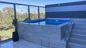 Una piscina al aire libre de temporada