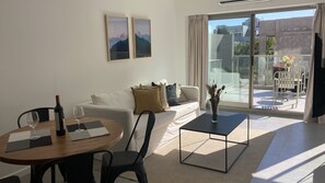 尊尚公寓 | 客廳 | 35 吋智能電視連有線電視頻道、電視