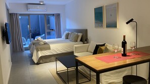 高級公寓 | 客廳 | 35 吋智能電視連有線電視頻道、電視