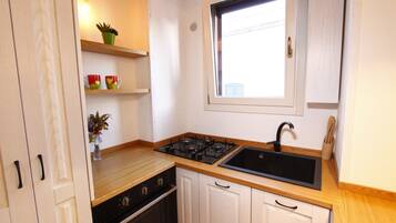 Frigorifero, forno, piano cottura, lavastoviglie