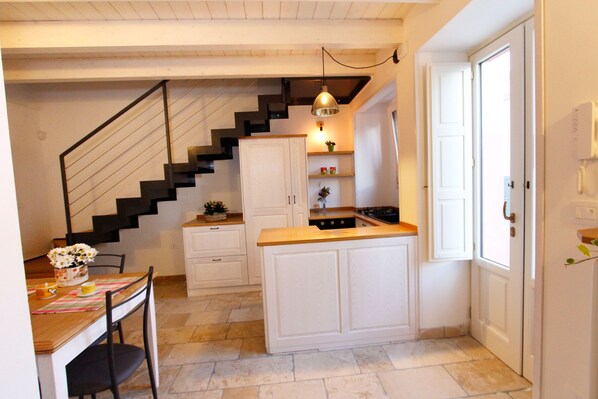 Kylskåp, ugn, spishäll och diskmaskin