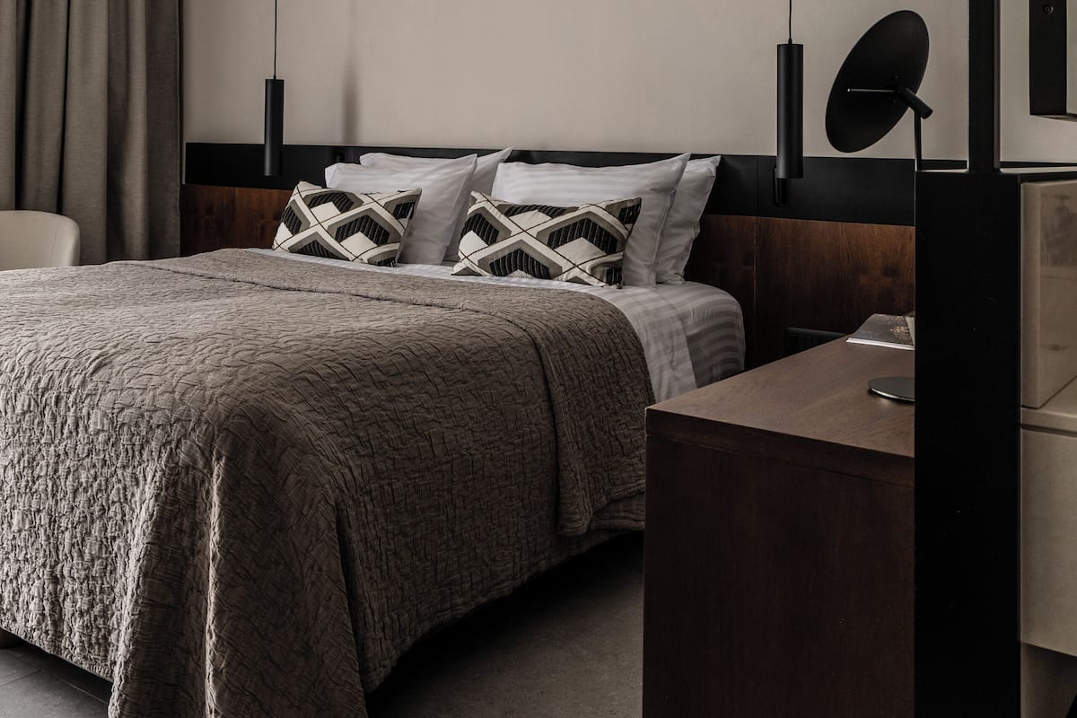Superior Suite Swim Up Partial Sea View | 1 bedroom, Egyptian cotton sheets, premium bedding, minibar