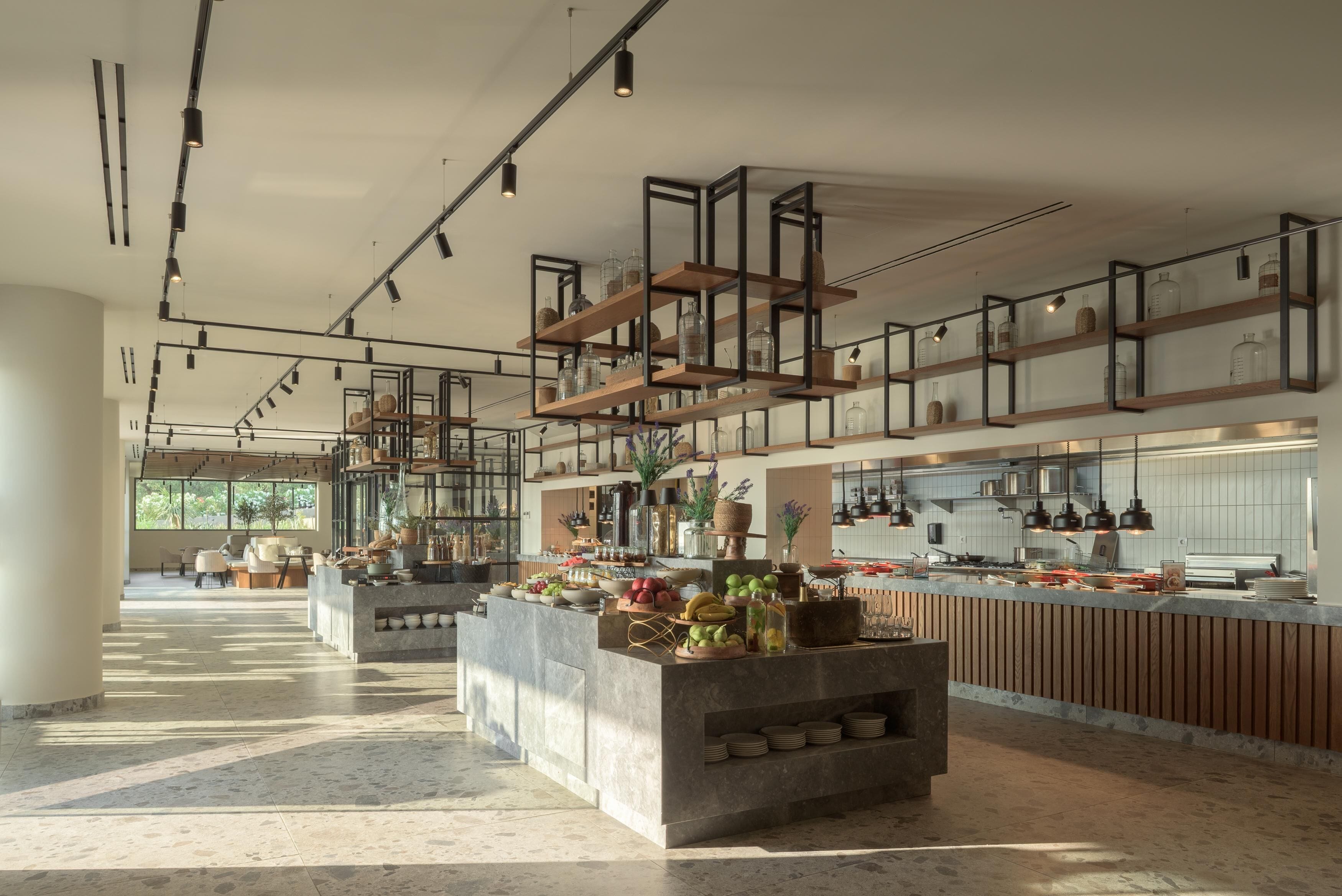 3 restaurants; breakfast, lunch, and dinner served