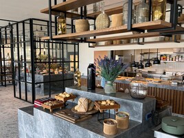 3 εστιατόρια που σερβίρουν πρωινό,  μεσημεριανό με μεσογειακή κουζίνα