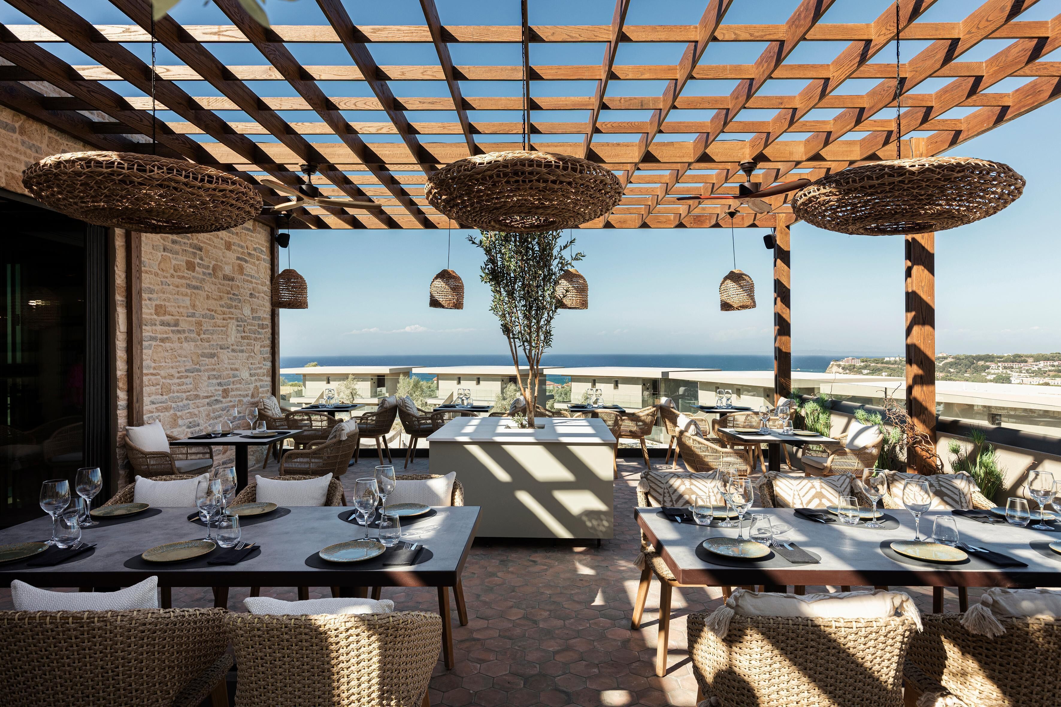 3 restaurantes, se sirven desayunos, comidas y cocina mediterránea